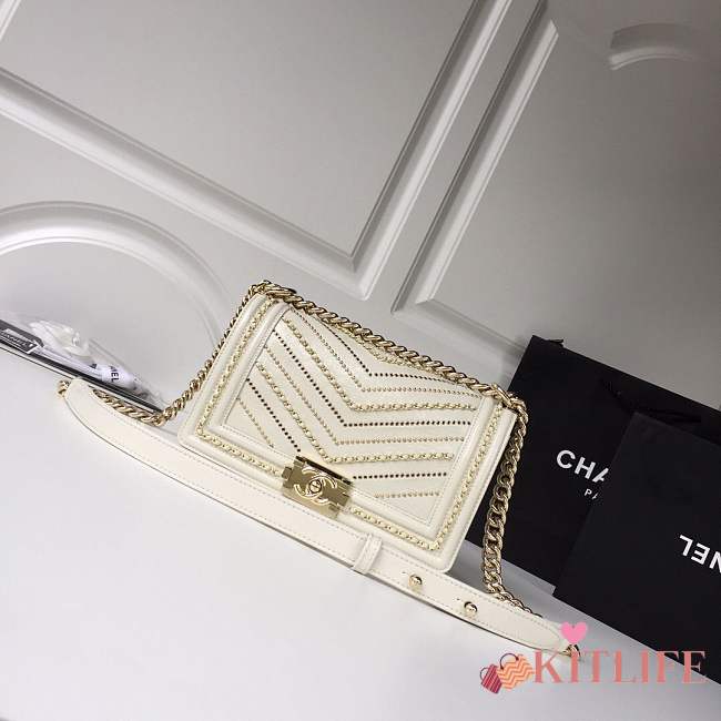 forubags Chanel boy bag in white &gold hardware - 1