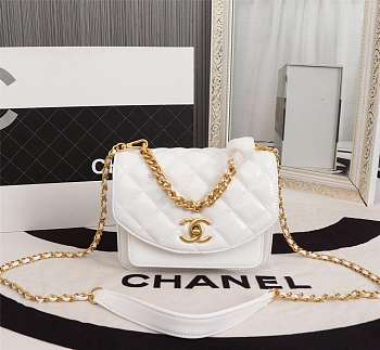 Chanel Flap Bag Calfskin & Gold-Tone Metal White 19*14*5cm