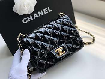 Chanel Lacquer skin black Shoulder bag with gold hardware Size 17cm