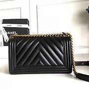 Forubags CHANEL lambskin Chevron Quilted Medium Boy bag Black Retro gold hardware - 5