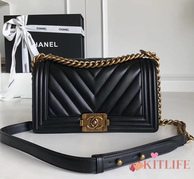 Forubags CHANEL lambskin Chevron Quilted Medium Boy bag Black Retro gold hardware - 1