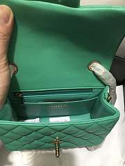 Chanel mini flap bag Lambskin & Gold-Tone Metal Green - 3