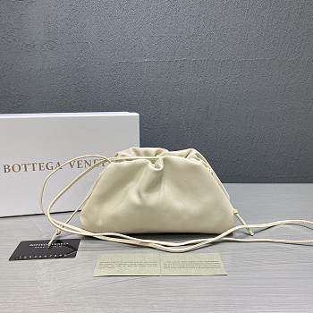 Forubags Bottega Veneta Pouch Bag In Creamy White