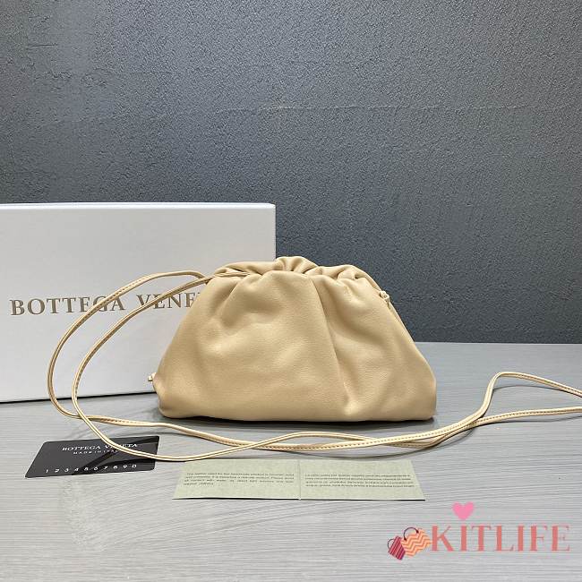 Forubags Bottega Veneta Pouch Bag In Beige - 1