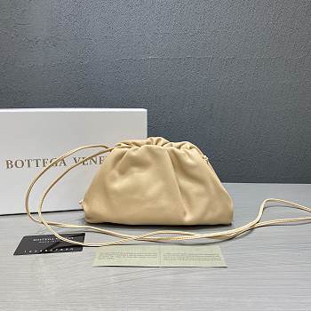 Forubags Bottega Veneta Pouch Bag In Beige