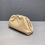 Forubags Bottega Veneta Pouch Bag In Beige - 4