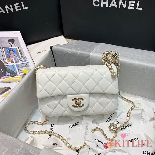 CHANEL WHITE LAMBSKIN FLAP 20×13×7CM - 1