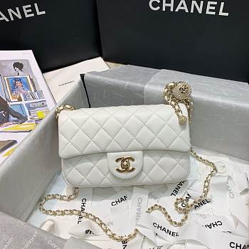 CHANEL WHITE LAMBSKIN FLAP 20×13×7CM