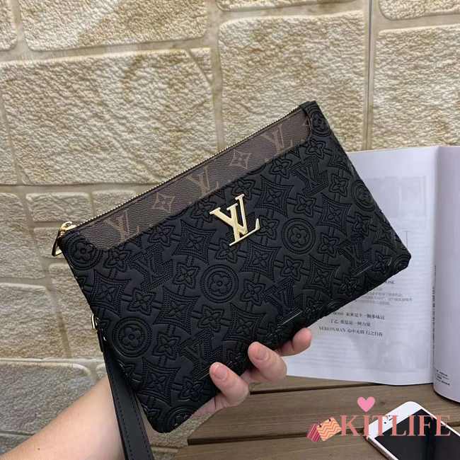 LV POUCH 28X19X3CM - 1