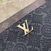 LV POUCH 28X19X3CM - 6