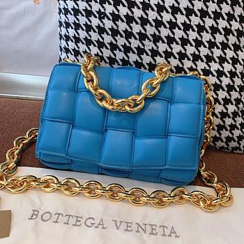 Forubags Bottega Veneta With The Chain Cassette In Blue