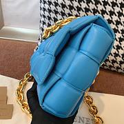 Forubags Bottega Veneta With The Chain Cassette In Blue - 2