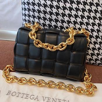 Forubags Bottega Veneta With The Chain Cassette In Black