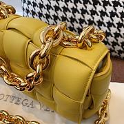 Forubags Bottega Veneta With The Chain Cassette In Yellow - 5