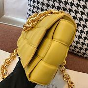 Forubags Bottega Veneta With The Chain Cassette In Yellow - 3