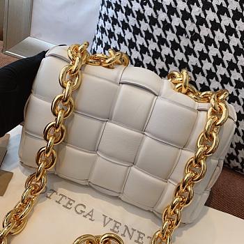 Forubags Bottega Veneta With The Chain Cassette In White