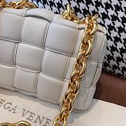 Forubags Bottega Veneta With The Chain Cassette In White - 2