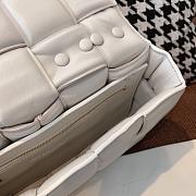 Forubags Bottega Veneta With The Chain Cassette In White - 4