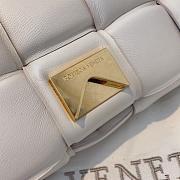 Forubags Bottega Veneta With The Chain Cassette In White - 5