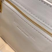 Forubags Bottega Veneta With The Chain Cassette In White - 6