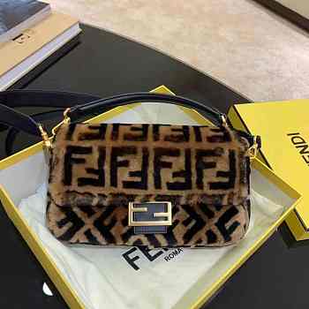  Fendi  Baguette Leather Trimmed Logo Printed Shearling Fur Shoulder Bag 26cm