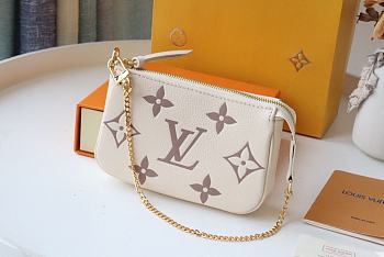 Forubags Louis Vuitton LV Mini Pochette Accessoires Monogram White Leather -M80501 - 15.5x10.5x4 cm