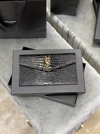 Forubags YSL Uptown Pouch In Crocodile Embossed Shiny Leather Gold Metal Logo Black – 565739 – 27×16×2 cm