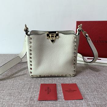 Forubags Valentino Garavani Rockstud Calfskin Hobo Handbag White – 50029# – 18.5×18.5× 6.5 cm 