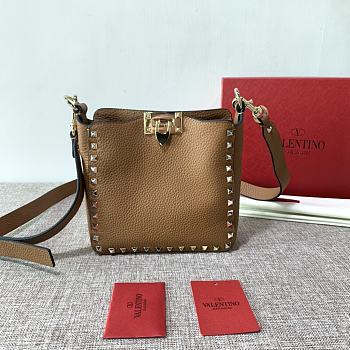 Forubags Valentino Garavani Rockstud Calfskin Hobo Handbag Brown – 50029# – 18.5×18.5× 6.5 cm 