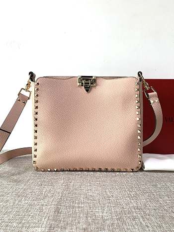 Forubags Valentino Garavani Rockstud Soft Cowhide Hobo Handbag Light Pink – 50031S# – 27×7×25 cm