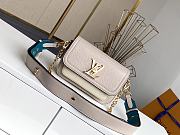 Louis Vuitton Lockme Tender Grain Calfskin Light Purple – M58555 – 19 x 13 x 8 cm - 1
