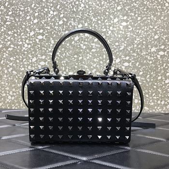 Valentino Garavani Rockstud Alcove All-over Rivet Metal Fittings Grained Calfskin Black Box Bag – 0054B# – 19x12x8cm