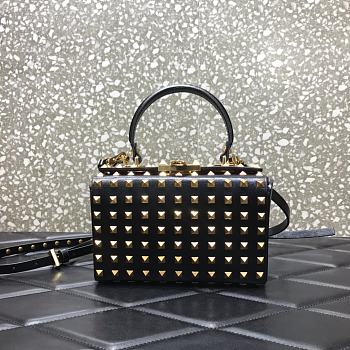 Valentino Garavani Rockstud Alcove All-over Rivet Gold Metal Fittings Grained Calfskin Black Box Bag – 0054B# – 19x12x8cm