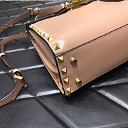 Valentino Garavani Rockstud Alcove Small Grained Calfskin Handbag Embellished Leather Pendant Rose Cannelle – 0046# – 22x17x9cm - 4