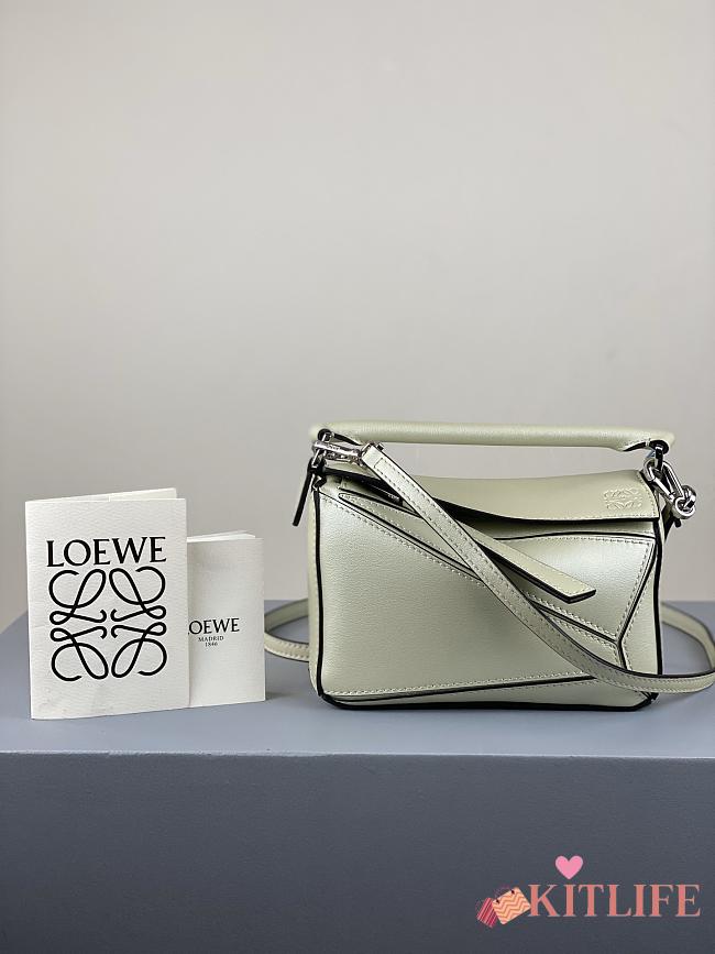 Loewe Puzzle Bag In Calfskin Pastel Green – 18x12.5x8 cm - 1