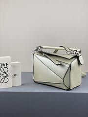 Loewe Puzzle Bag In Calfskin Pastel Green – 18x12.5x8 cm - 2