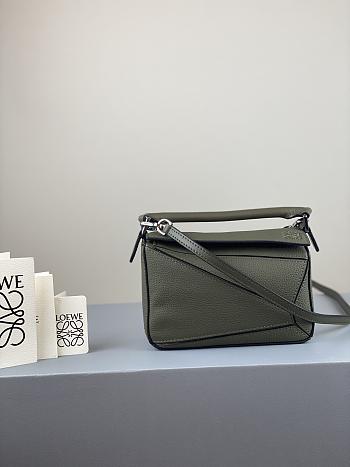 Loewe Puzzle Bag In Calfskin Green – 18x12.5x8 cm