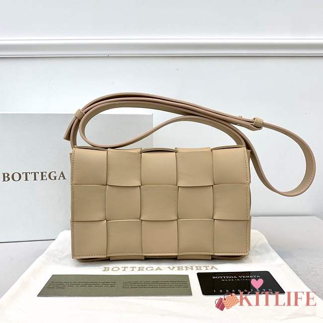 Bottega Veneta Cassette Woven Handbag Beige – 23x15x6 cm - 1