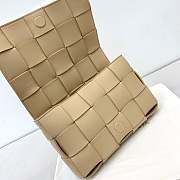 Bottega Veneta Cassette Woven Handbag Beige – 23x15x6 cm - 3