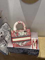 Dior Lady D-Lite Red and White D-Royaume d'Amour Embroidery - M0565O - 24 x 20 x 11 cm - 2