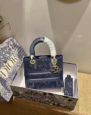 Dior Lady D-Lite Blue Embroidery - M0565O - 24 x 20 x 11 cm - 1