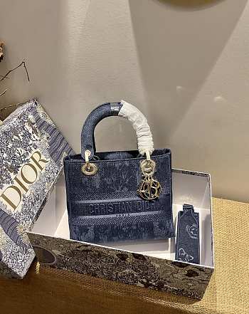 Dior Lady D-Lite Blue Embroidery - M0565O - 24 x 20 x 11 cm