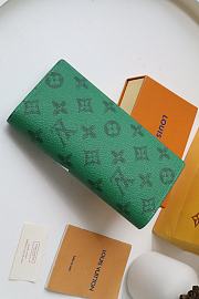 Louis Vuitton Brazza Wallet Vertical Green Cowhide Leather - M80801 – 10 x 19 x 2 cm - 2
