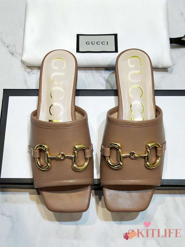 Gucci Women's slide sandal with Horsebit Beige Leather  - 1