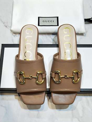 Gucci Women's slide sandal with Horsebit Beige Leather 