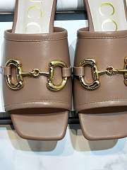 Gucci Women's slide sandal with Horsebit Beige Leather  - 2