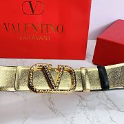 Kitlife Valentino Belt Reversible V Logo Signature Belt In Grainy Calfskin Golden/Black – 4 cm - 3
