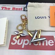 Kitlife Louis Vuitton Key Holder and Bag Charm Twist Monogram Flower and LV signature White – M68197 - 1