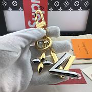 Kitlife Louis Vuitton Key Holder and Bag Charm Twist Monogram Flower and LV signature White – M68197 - 3