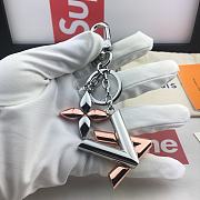 Kitlife Louis Vuitton Key Holder and Bag Charm Twist Monogram Flower and LV Signature Pink – M68197 - 5